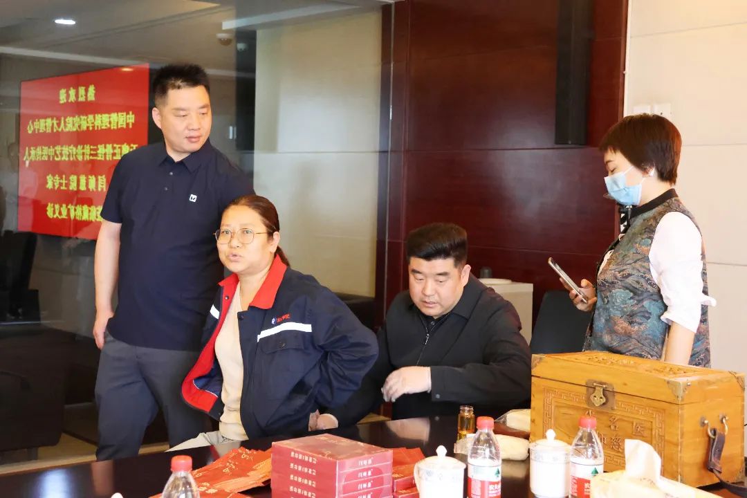 心系员工谋福利，情暖基层润心田